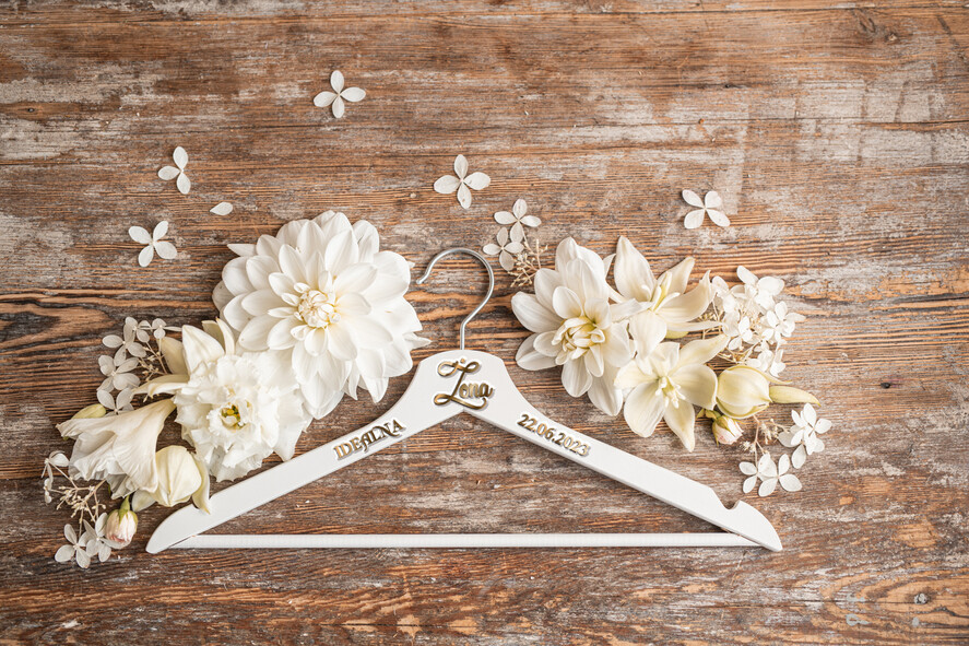  Prezenty dla Młodej Pary  drewniane wieszaki pomysł na prezent dla Pary Młodej zestaw dwóch wieszaków dla Młodej Pary , wieszaki slubne , wieszak ślubny4