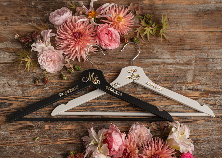  Prezenty dla Młodej Pary  drewniane wieszaki pomysł na prezent dla Pary Młodej zestaw dwóch wieszaków dla Młodej Pary , wieszaki slubne , wieszak ślubny0