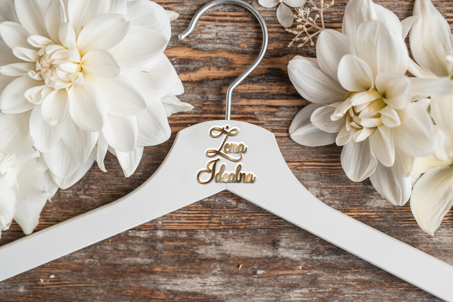  Prezenty dla Młodej Pary  drewniane wieszaki biały wieszak dla Przyszłej Panny Młodej z napisem żona idealna pomysł na prezent dla Pary Młodej, wieszaki slubne0