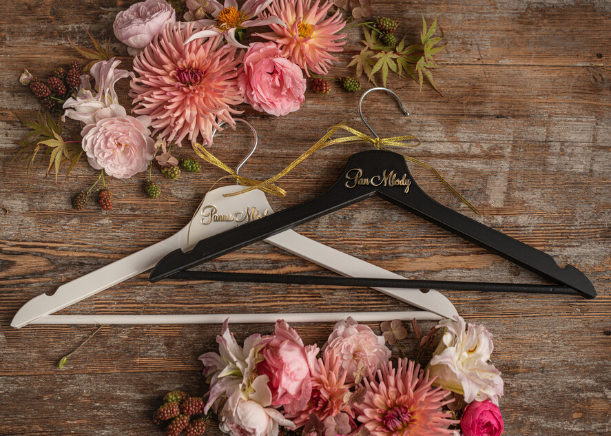  Prezenty dla Młodej Pary  drewniane wieszaki wieszaki dla Pary Młodej w prezencie ślubnym z napisami Praktyczny Prezent ślubny dla Młodej Pary,wieszaki slubne , wieszak ślubny0