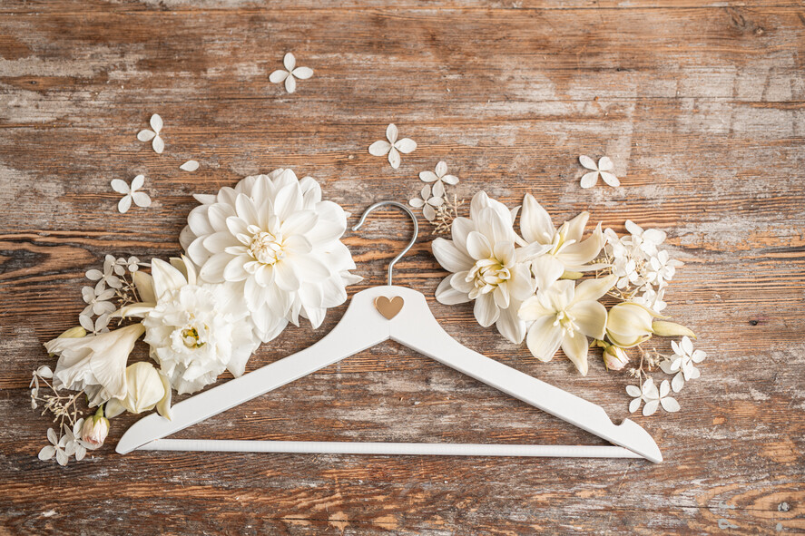  Prezenty dla Młodej Pary  drewniane wieszaki pomysł na prezent dla Pary Młodej wieszak z serduszkiem na suknię ślubną 1