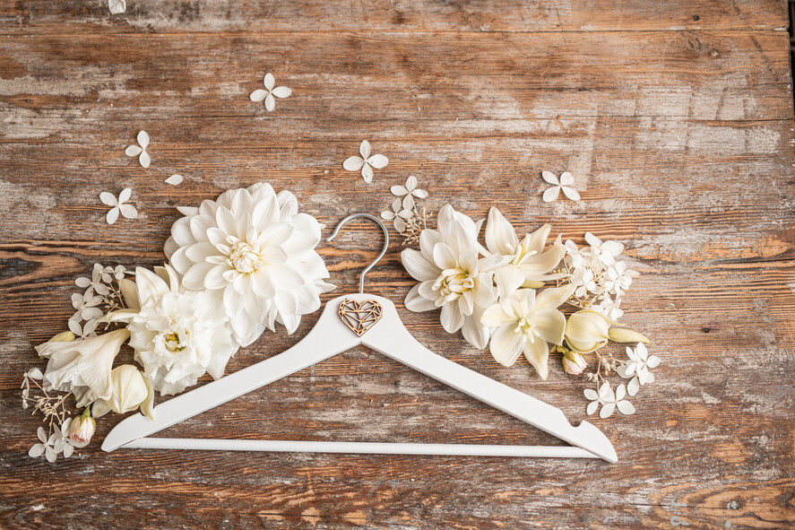  Prezenty dla Młodej Pary  drewniane wieszaki drewniany biały wieszak na suknię ślubną Praktyczne prezenty ślubne dla Pary Młodej, wieszaki slubne1