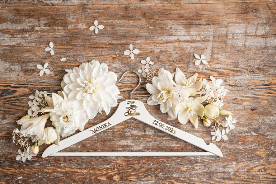  Prezenty dla Młodej Pary  drewniane wieszaki zestaw wieszaków dla Młodej Pary Pomysł na prezent ślubny dla Młodej Pary wieszaki slubne , wieszak ślubny5