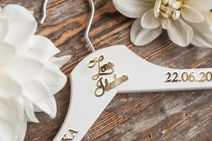  Prezenty dla Młodej Pary  drewniane wieszaki zestaw wieszaków dla Młodej Pary Pomysł na prezent ślubny dla Młodej Pary wieszaki slubne , wieszak ślubny6