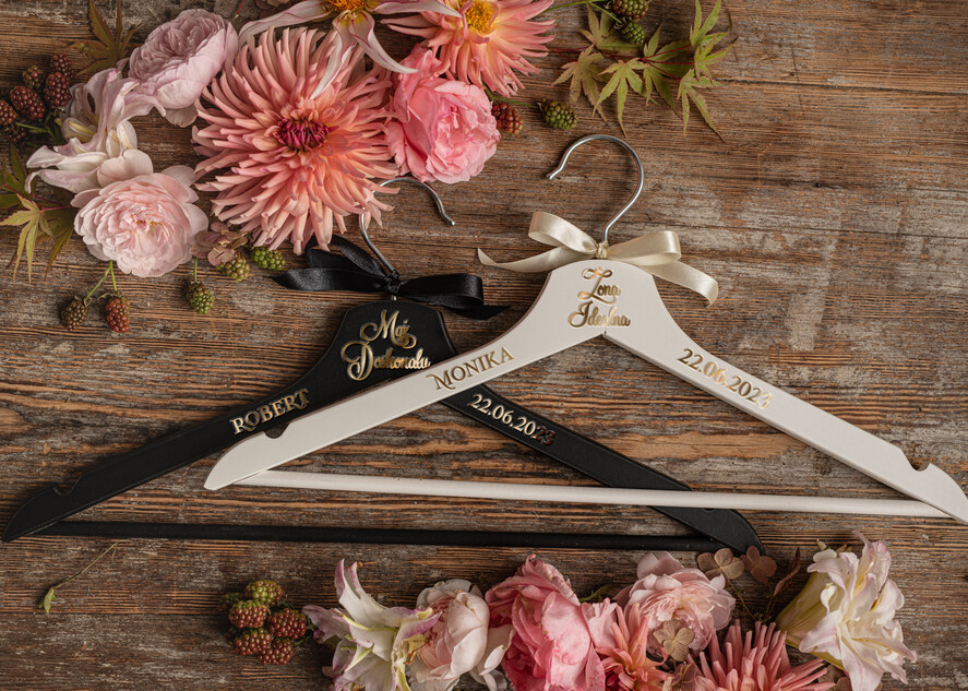  Prezenty dla Młodej Pary  drewniane wieszaki zestaw wieszaków dla Młodej Pary Pomysł na prezent ślubny dla Młodej Pary wieszaki slubne , wieszak ślubny0