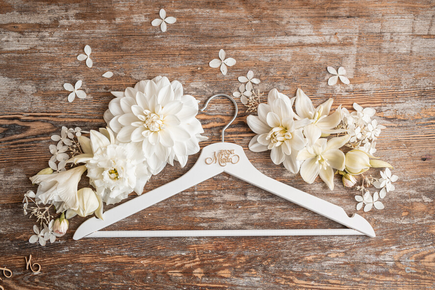  Prezenty dla Młodej Pary  drewniane wieszaki Pomysłowy prezent na ślub dla Młodej Pary biały wieszak na suknię ślubną , wieszaki ślubne2