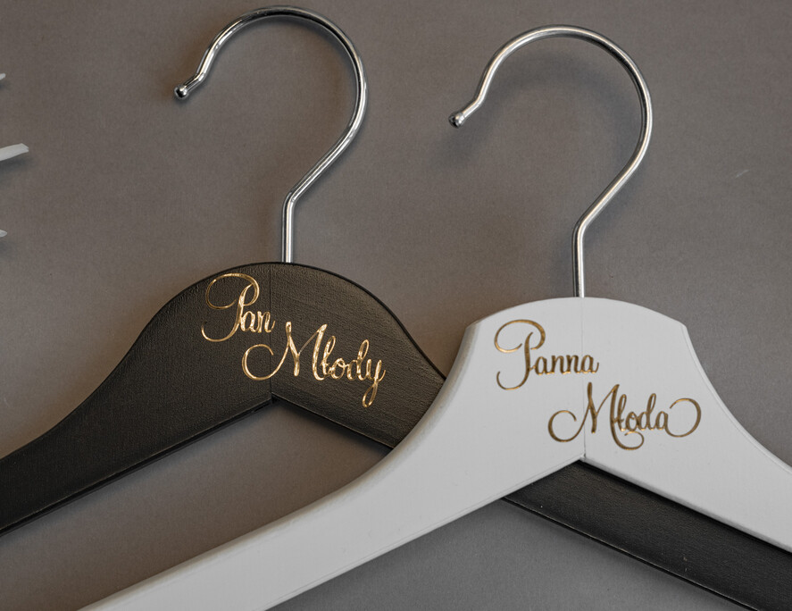  Prezenty dla Młodej Pary  drewniane wieszaki Pomysłowy prezent na ślub dla Młodej Pary biały wieszak na suknię ślubną , wieszaki ślubne1