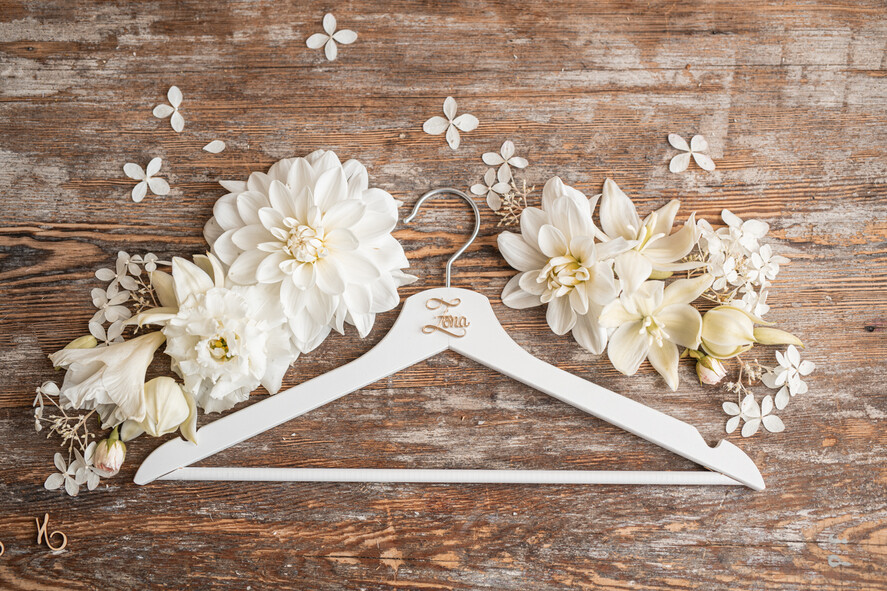  Prezenty dla Młodej Pary  drewniane wieszaki prezent z okazji ślubu dla Młodej Pary biały wieszak na sukienkę ślubną , wieszaki slubne ze zlotymi napisami 1