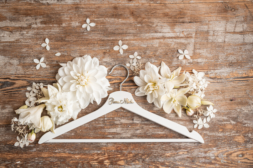  Prezenty dla Młodej Pary  drewniane wieszaki pomysły na prezenty z okazji ślubu dla Młodej Pary wieszak z napisem Panna Młoda , wieszaki slubne 2