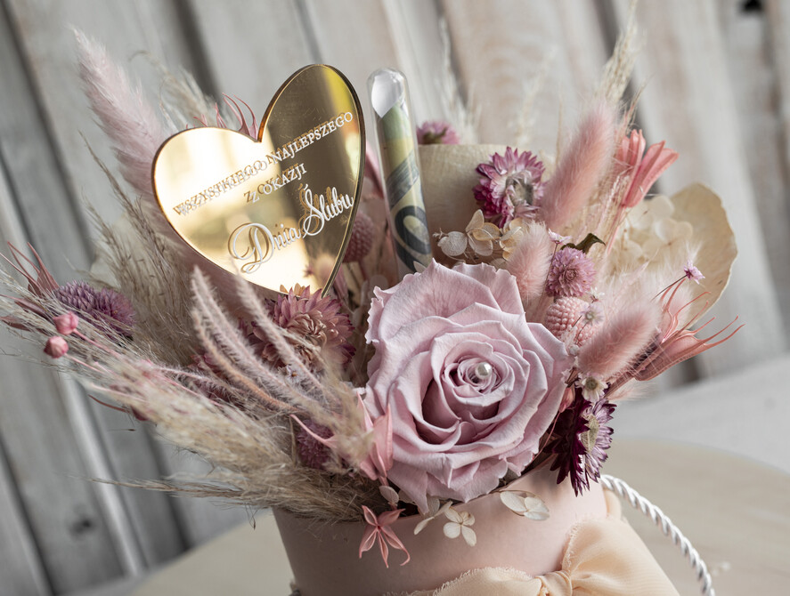  Prezenty dla Młodej Pary  flowerbox, kartki z życzeniami, pudełka na prezenty prezent dla Pary Młodej flowerbox z suszonych kwiatów, pomysł na wręczenie pieniędzy Parze Młodej, kwiaty dla Pary Młodej w pudełku, kompozycja z suszonych kwiatów 4