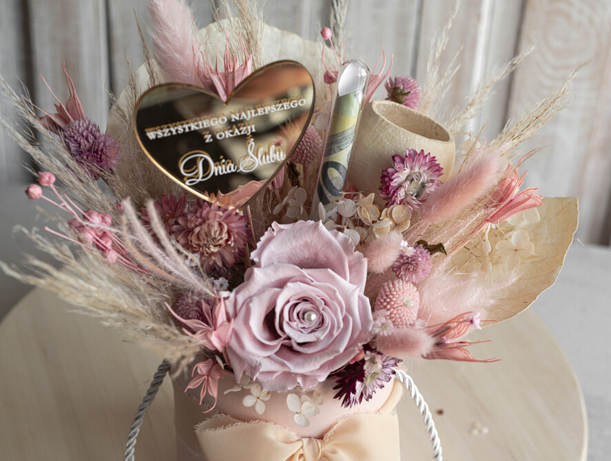  Prezenty dla Młodej Pary  flowerbox, kartki z życzeniami, pudełka na prezenty prezent dla Pary Młodej flowerbox z suszonych kwiatów, pomysł na wręczenie pieniędzy Parze Młodej, kwiaty dla Pary Młodej w pudełku, kompozycja z suszonych kwiatów 5