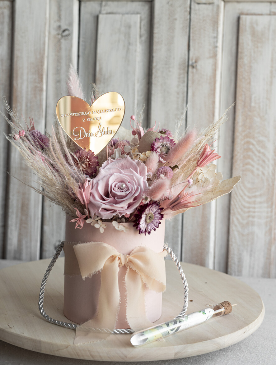  Prezenty dla Młodej Pary  flowerbox, kartki z życzeniami, pudełka na prezenty prezent dla Pary Młodej flowerbox z suszonych kwiatów, pomysł na wręczenie pieniędzy Parze Młodej, kwiaty dla Pary Młodej w pudełku, kompozycja z suszonych kwiatów 7