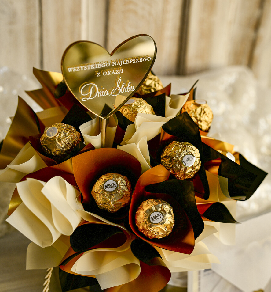  Prezenty dla Młodej Pary  flowerbox, kartki z życzeniami, pudełka na prezenty Elegancki flowerbox ze słodyczami to wyjątkowy prezent dla Młodej Pary. Piękna kompozycja w ozdobnym pudełku tworzy elegancki i gotowy do wręczenia upominek na ślub1