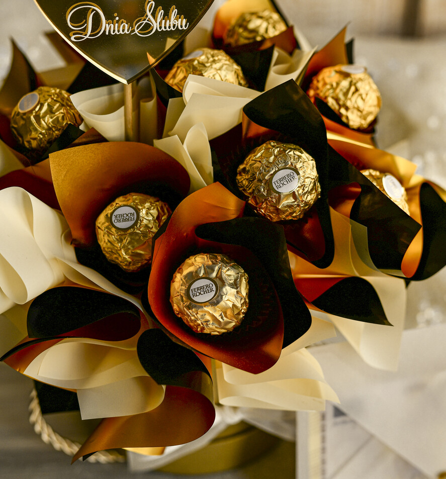  Prezenty dla Młodej Pary  flowerbox, kartki z życzeniami, pudełka na prezenty Elegancki flowerbox ze słodyczami to wyjątkowy prezent dla Młodej Pary. Piękna kompozycja w ozdobnym pudełku tworzy elegancki i gotowy do wręczenia upominek na ślub6