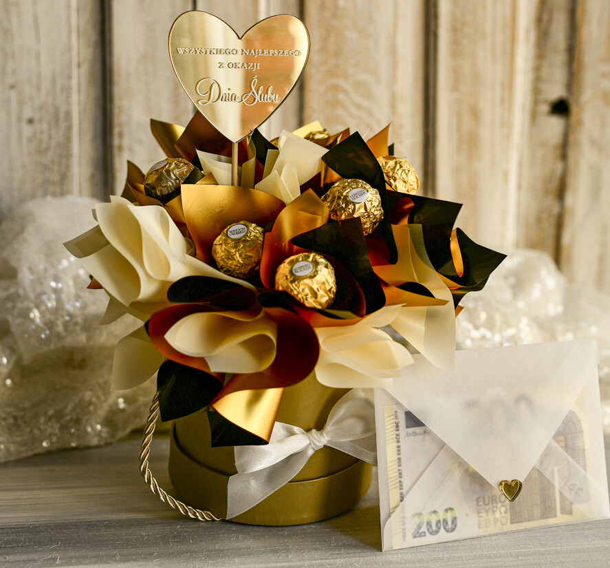  Prezenty dla Młodej Pary  flowerbox, kartki z życzeniami, pudełka na prezenty Elegancki flowerbox ze słodyczami to wyjątkowy prezent dla Młodej Pary. Piękna kompozycja w ozdobnym pudełku tworzy elegancki i gotowy do wręczenia upominek na ślub5