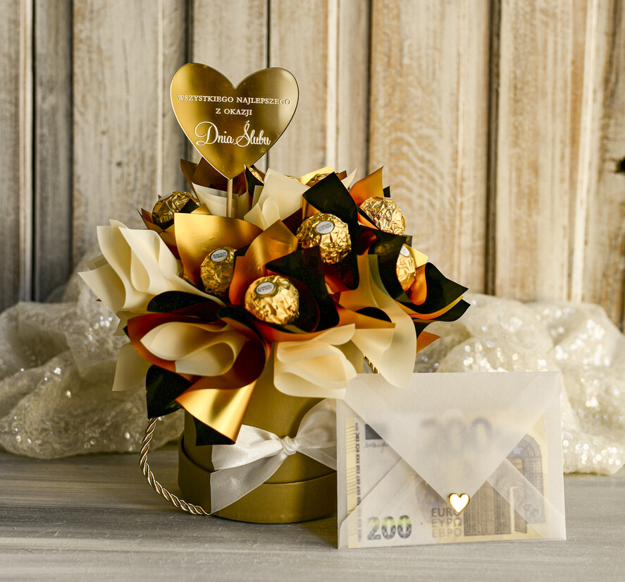  Prezenty dla Młodej Pary  flowerbox, kartki z życzeniami, pudełka na prezenty Elegancki flowerbox ze słodyczami to wyjątkowy prezent dla Młodej Pary. Piękna kompozycja w ozdobnym pudełku tworzy elegancki i gotowy do wręczenia upominek na ślub2