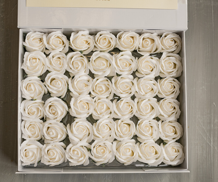  Prezenty dla Młodej Pary  flowerbox, kartki z życzeniami, pudełka na prezenty Pudełko pełne róż, ozdobne pudełko z mydlanymi różami i kartką, pudełko prezentowe z dedykacja dla Młodej Pary, pudełko wypełnione mydlanymi różami 1