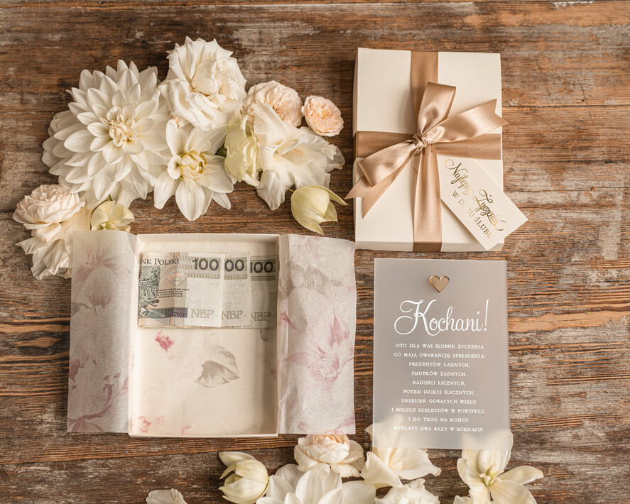  Prezenty dla Młodej Pary  flowerbox, kartki z życzeniami, pudełka na prezenty Pomysłowy prezent na ślub dla Młodej Pary - pudeleczko na pieniadze  życzenia na pleksie dla młodej pary - kartka z życzeniami opakowanie na pieniądze1