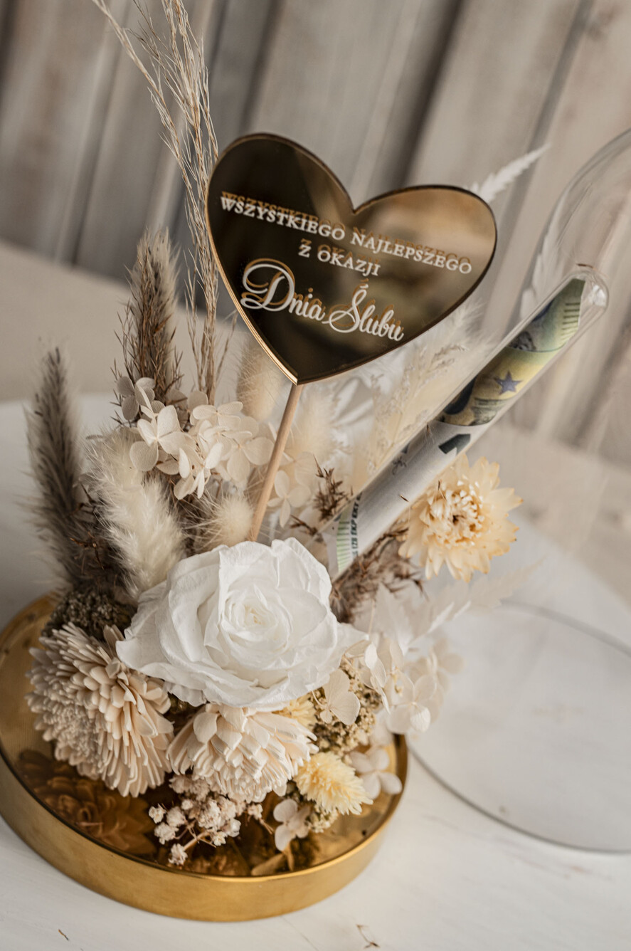  Prezenty dla Młodej Pary  flowerbox, kartki z życzeniami, pudełka na prezenty prezenty z okazji ślubu dla Pary Młodej, kwiaty w szklanej kopule, kompozycja kwiatowa w szklanej kopule, fiolka na pieniądze dla młodej pary, suszone kwiaty w szkle3