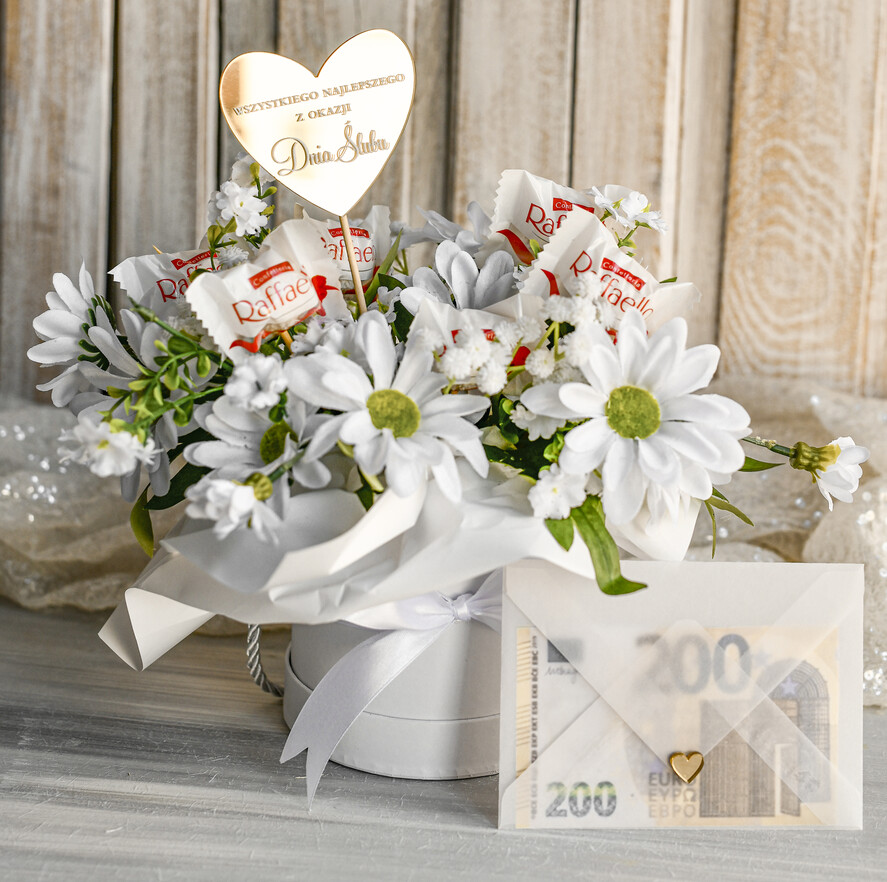  Prezenty dla Młodej Pary  flowerbox, kartki z życzeniami, pudełka na prezenty Elegancki flowerbox ze sztucznymi kwiatami i słodyczami to wyjątkowy prezent dla Młodej Pary. Piękna kompozycja w ozdobnym pudełku tworzy elegancki i gotowy do wręczenia upominek na ślub2