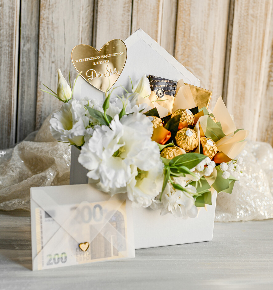  Prezenty dla Młodej Pary  flowerbox, kartki z życzeniami, pudełka na prezenty Wyjątkowy flowerbox ze sztucznymi kwiatami i słodyczami to piękny prezent dla Młodej Pary – oryginalny upominek na ślub lub wesele, Prezent dla Młodej Pary4