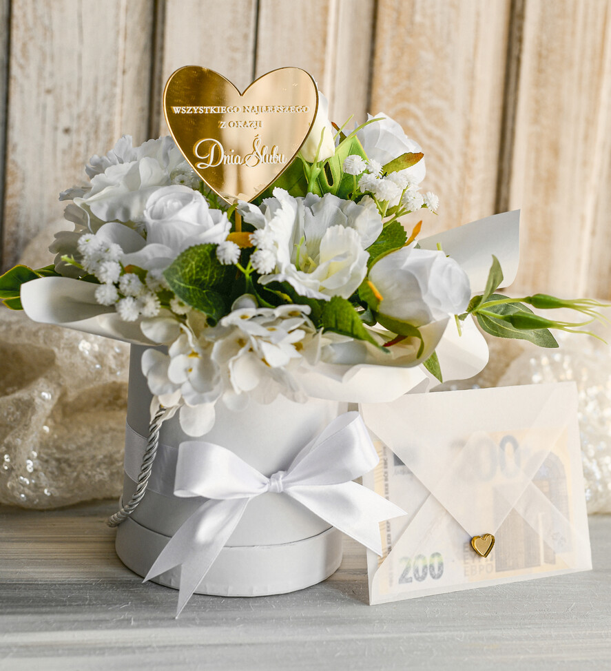  Prezenty dla Młodej Pary  flowerbox, kartki z życzeniami, pudełka na prezenty Piękny flowerbox ze sztucznymi kwiatami to wyjątkowy prezent dla Młodej Pary. Starannie przygotowana kompozycja umieszczona w ozdobnym pudełku tworzy gotowy do wręczenia upominek na ślub lub wesele0