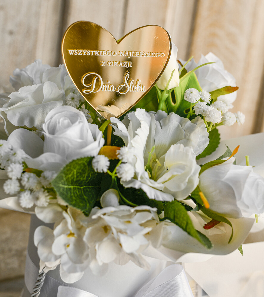  Prezenty dla Młodej Pary  flowerbox, kartki z życzeniami, pudełka na prezenty Piękny flowerbox ze sztucznymi kwiatami to wyjątkowy prezent dla Młodej Pary. Starannie przygotowana kompozycja umieszczona w ozdobnym pudełku tworzy gotowy do wręczenia upominek na ślub lub wesele1