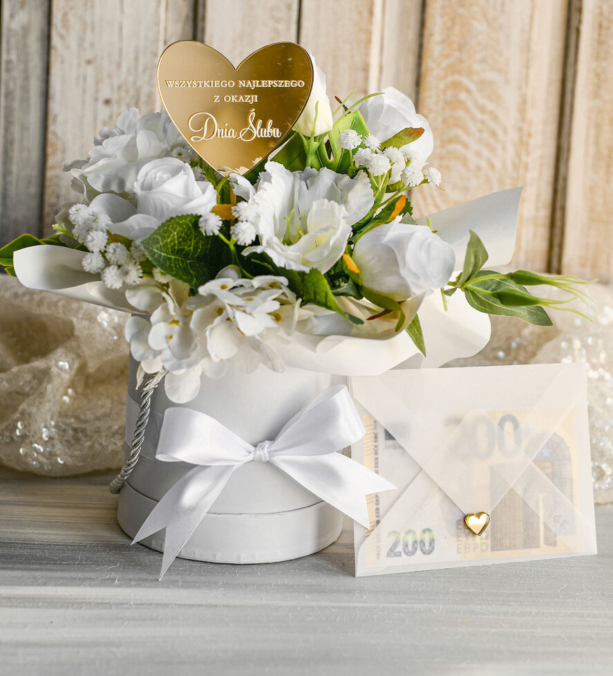  Prezenty dla Młodej Pary  flowerbox, kartki z życzeniami, pudełka na prezenty Piękny flowerbox ze sztucznymi kwiatami to wyjątkowy prezent dla Młodej Pary. Starannie przygotowana kompozycja umieszczona w ozdobnym pudełku tworzy gotowy do wręczenia upominek na ślub lub wesele2