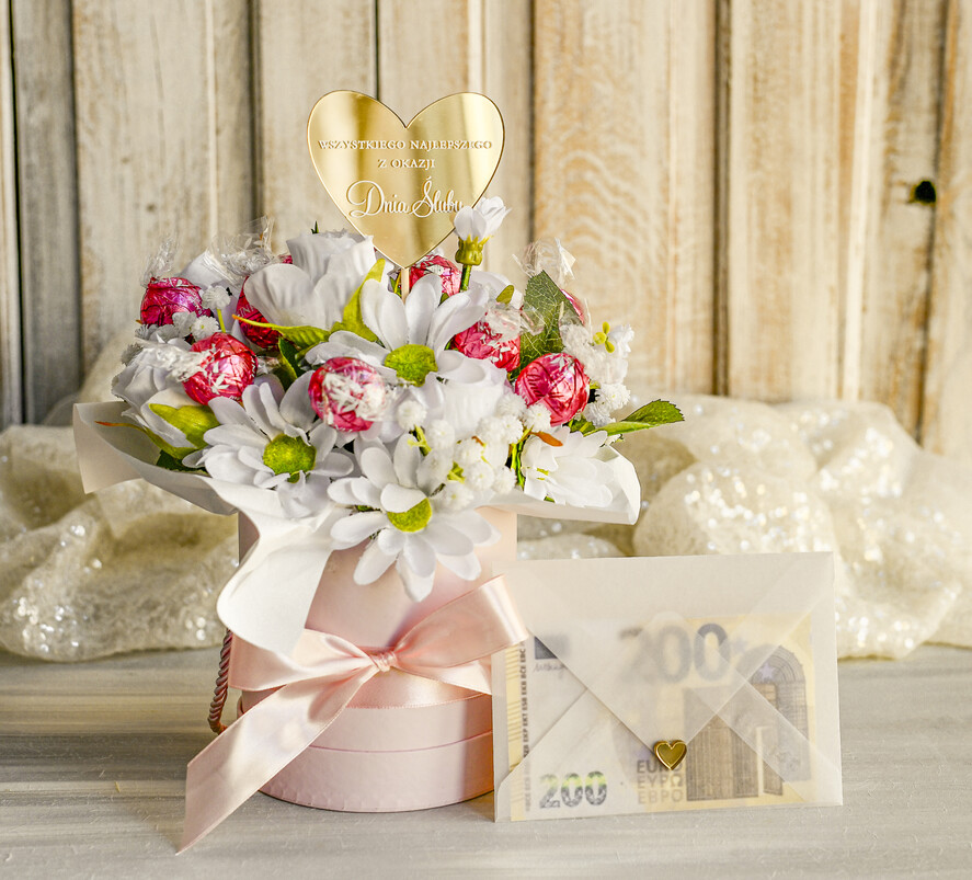  Prezenty dla Młodej Pary  flowerbox, kartki z życzeniami, pudełka na prezenty Elegancki flowerbox ze sztucznymi kwiatami i słodyczami to wyjątkowy prezent dla Młodej Pary. Piękna kompozycja w ozdobnym pudełku tworzy elegancki i gotowy do wręczenia upominek na ślub2