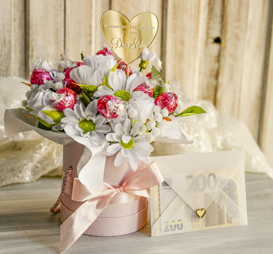  Prezenty dla Młodej Pary  flowerbox, kartki z życzeniami, pudełka na prezenty Elegancki flowerbox ze sztucznymi kwiatami i słodyczami to wyjątkowy prezent dla Młodej Pary. Piękna kompozycja w ozdobnym pudełku tworzy elegancki i gotowy do wręczenia upominek na ślub3