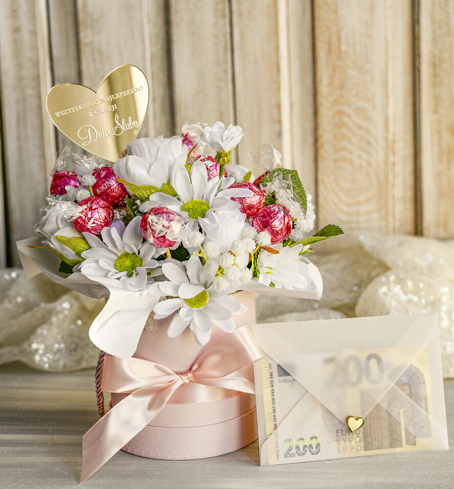  Prezenty dla Młodej Pary  flowerbox, kartki z życzeniami, pudełka na prezenty Elegancki flowerbox ze sztucznymi kwiatami i słodyczami to wyjątkowy prezent dla Młodej Pary. Piękna kompozycja w ozdobnym pudełku tworzy elegancki i gotowy do wręczenia upominek na ślub7