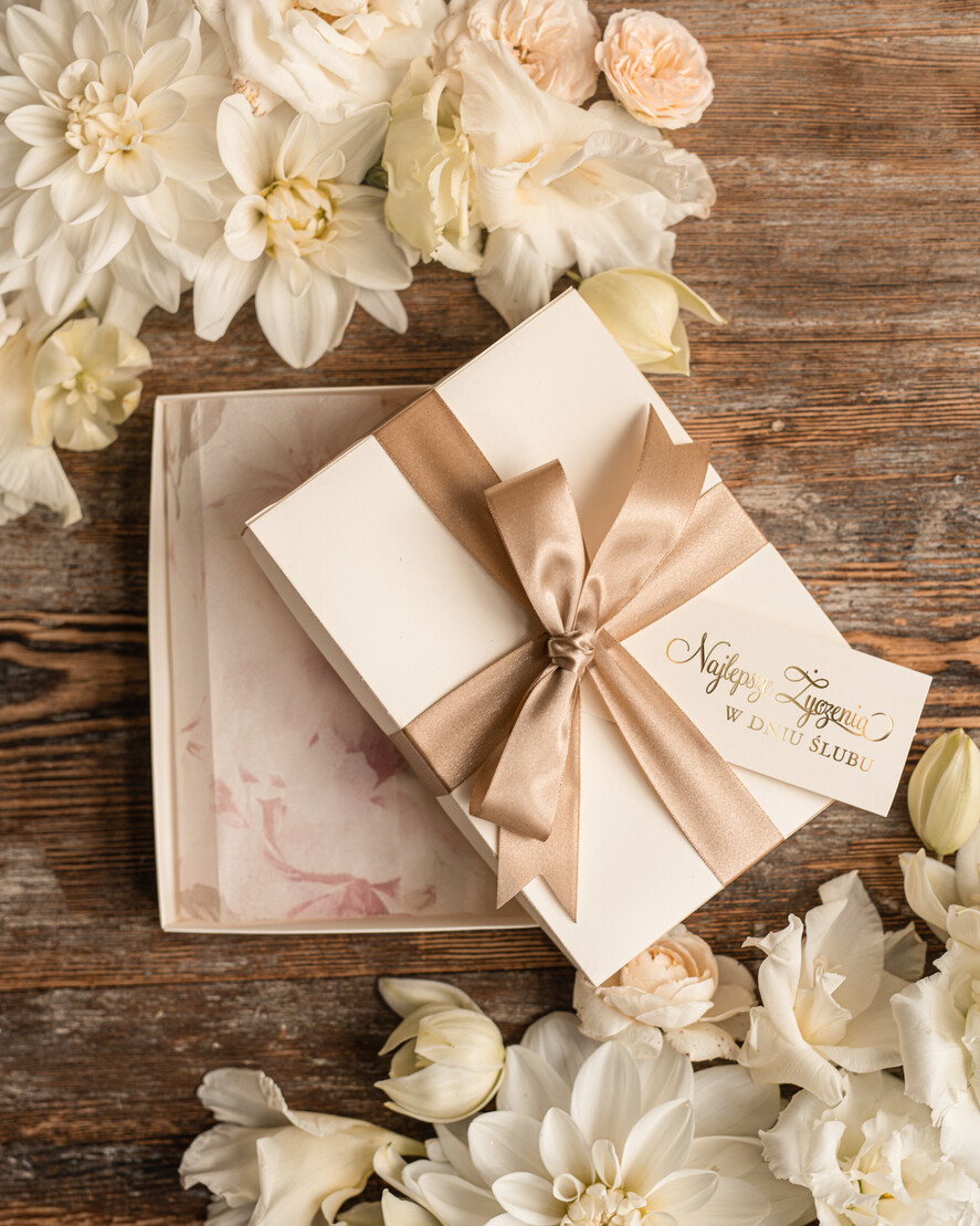  Prezenty dla Młodej Pary  flowerbox, kartki z życzeniami, pudełka na prezenty Pomysłowy prezent na ślub dla Młodej Pary flower box bombonierka z kwiatami pudeleczko na pieniadze 4