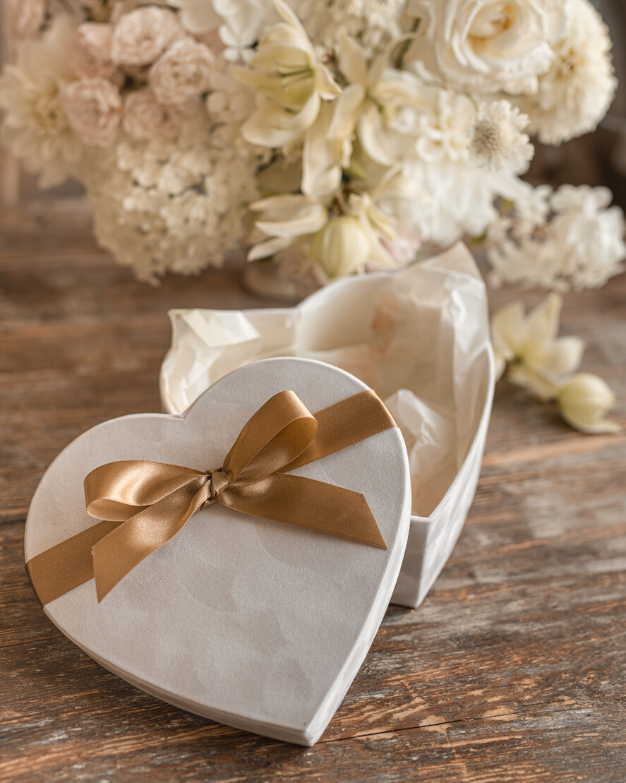  Prezenty dla Młodej Pary  flowerbox, kartki z życzeniami, pudełka na prezenty Pomysłowy prezent na ślub dla Młodej Pary welurowe serce opakowanie na prezent ślubny - skrzynka na pieniadze2