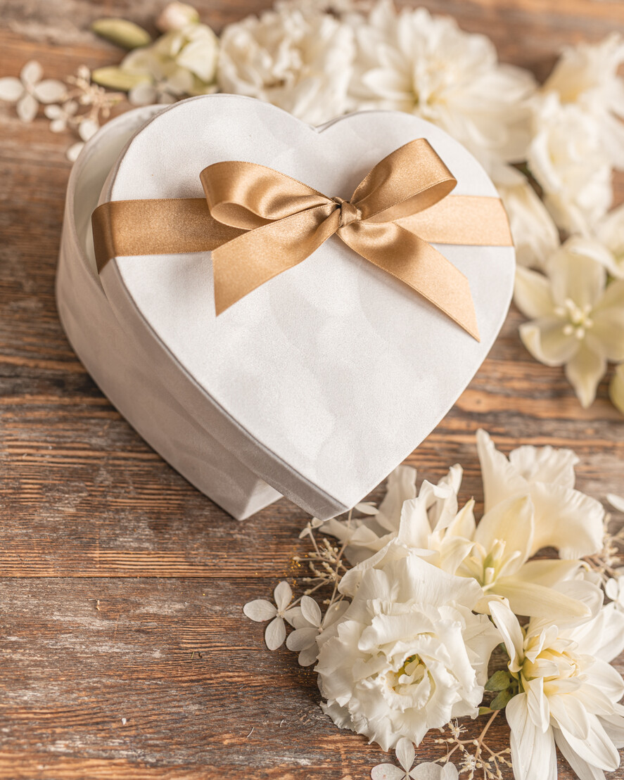  Prezenty dla Młodej Pary  flowerbox, kartki z życzeniami, pudełka na prezenty Pomysłowy prezent na ślub dla Młodej Pary welurowe serce opakowanie na prezent ślubny - skrzynka na pieniadze3