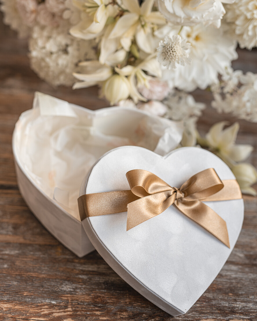  Prezenty dla Młodej Pary  flowerbox, kartki z życzeniami, pudełka na prezenty Pomysłowy prezent na ślub dla Młodej Pary welurowe serce opakowanie na prezent ślubny - skrzynka na pieniadze7