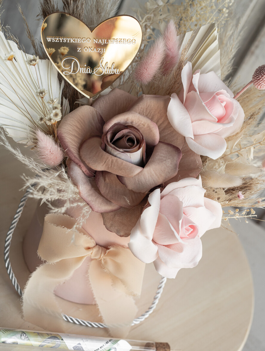  Prezenty dla Młodej Pary  flowerbox, kartki z życzeniami, pudełka na prezenty kwiaty dla Pary Młodej flowerbox z suszonych kwiatów, pomysł na wręczenie pieniędzy Parze Młodej, kwiaty dla Pary Młodej w pudełku, kompozycja z suszonych kwiatów 1