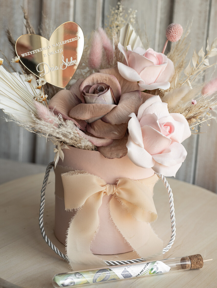  Prezenty dla Młodej Pary  flowerbox, kartki z życzeniami, pudełka na prezenty kwiaty dla Pary Młodej flowerbox z suszonych kwiatów, pomysł na wręczenie pieniędzy Parze Młodej, kwiaty dla Pary Młodej w pudełku, kompozycja z suszonych kwiatów 2