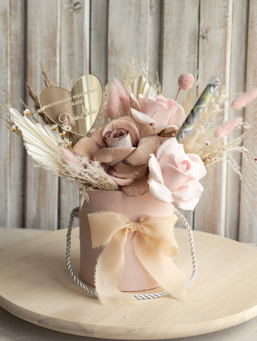  Prezenty dla Młodej Pary  flowerbox, kartki z życzeniami, pudełka na prezenty kwiaty dla Pary Młodej flowerbox z suszonych kwiatów, pomysł na wręczenie pieniędzy Parze Młodej, kwiaty dla Pary Młodej w pudełku, kompozycja z suszonych kwiatów 3