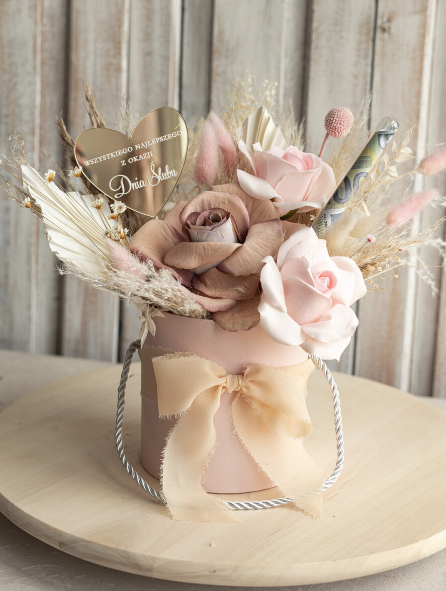  Prezenty dla Młodej Pary  flowerbox, kartki z życzeniami, pudełka na prezenty kwiaty dla Pary Młodej flowerbox z suszonych kwiatów, pomysł na wręczenie pieniędzy Parze Młodej, kwiaty dla Pary Młodej w pudełku, kompozycja z suszonych kwiatów 4