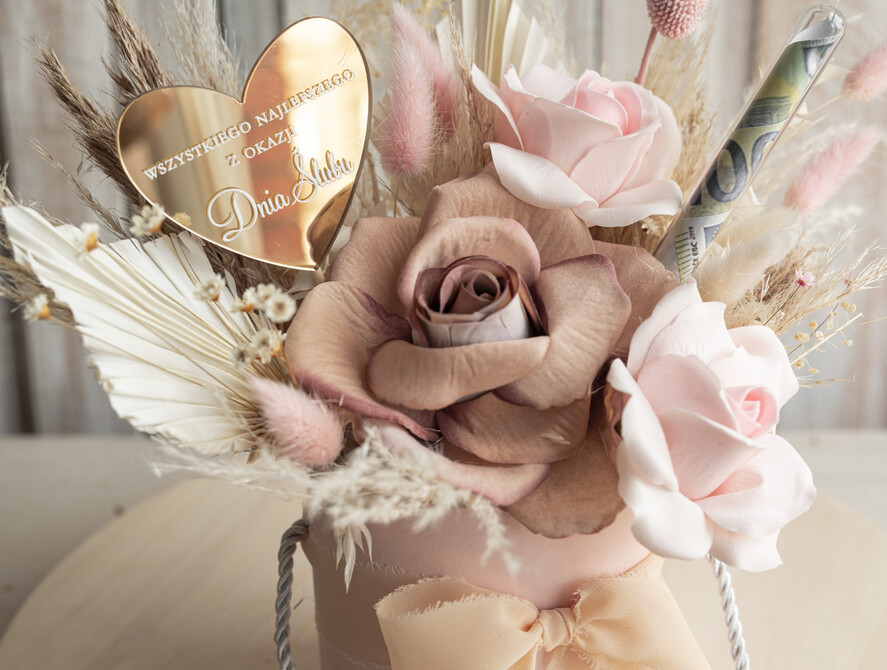  Prezenty dla Młodej Pary  flowerbox, kartki z życzeniami, pudełka na prezenty kwiaty dla Pary Młodej flowerbox z suszonych kwiatów, pomysł na wręczenie pieniędzy Parze Młodej, kwiaty dla Pary Młodej w pudełku, kompozycja z suszonych kwiatów 5