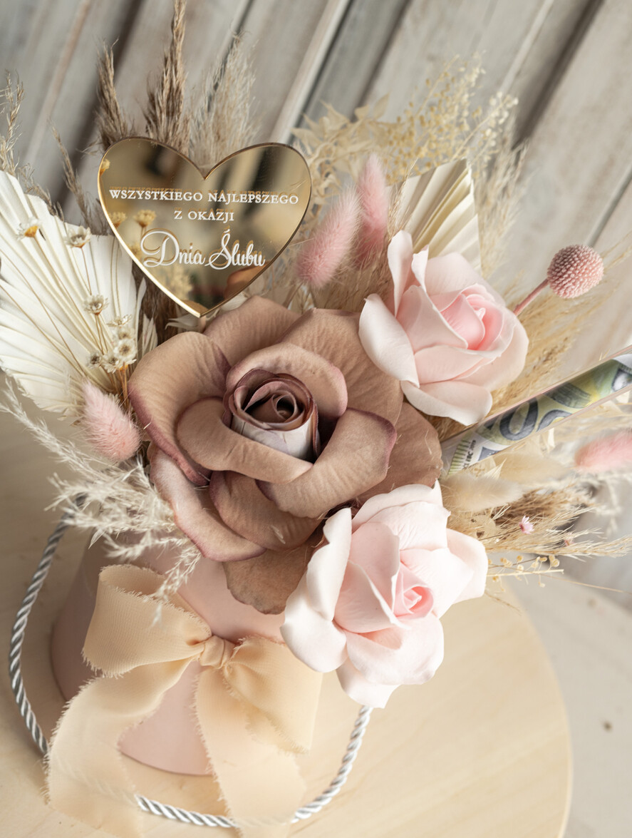  Prezenty dla Młodej Pary  flowerbox, kartki z życzeniami, pudełka na prezenty kwiaty dla Pary Młodej flowerbox z suszonych kwiatów, pomysł na wręczenie pieniędzy Parze Młodej, kwiaty dla Pary Młodej w pudełku, kompozycja z suszonych kwiatów 6