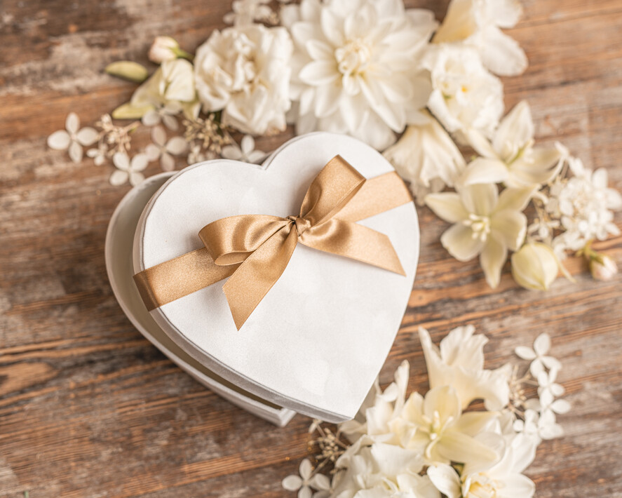  Prezenty dla Młodej Pary  flowerbox, kartki z życzeniami, pudełka na prezenty Pomysłowy prezent na ślub dla Młodej Pary flower box welurowe serce z kwiatami pudeleczko na pieniadze 3