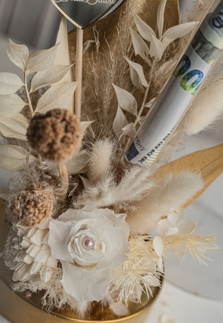  Prezenty dla Młodej Pary  flowerbox, kartki z życzeniami, pudełka na prezenty prezent ślubny dla Pary Młodej, w co zapakować pieniądze dla młodej pary, kompozycja kwiatowa w szklanej kopule, fiolka na pieniądze dla młodej pary, flowerbox z suszków 5