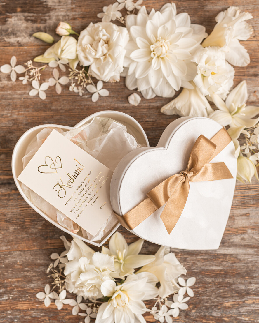  Prezenty dla Młodej Pary  flowerbox, kartki z życzeniami, pudełka na prezenty Pomysłowy prezent na ślub dla Młodej Pary flower box welurowe serce bombonierka z kwiatami puedeleczko na pieniadze 1