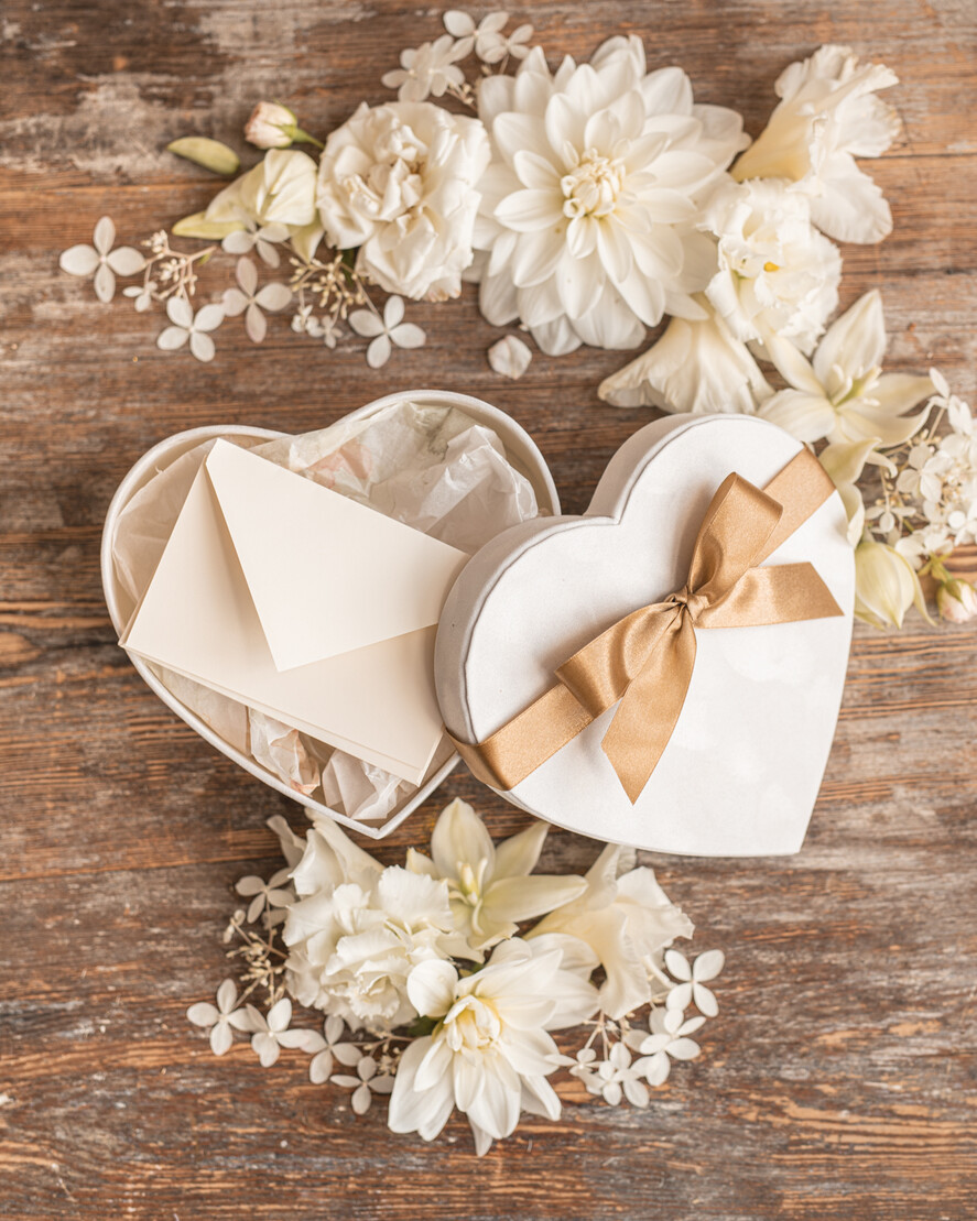  Prezenty dla Młodej Pary  flowerbox, kartki z życzeniami, pudełka na prezenty Pomysłowy prezent na ślub dla Młodej Pary flower box welurowe serce bombonierka z kwiatami puedeleczko na pieniadze 4