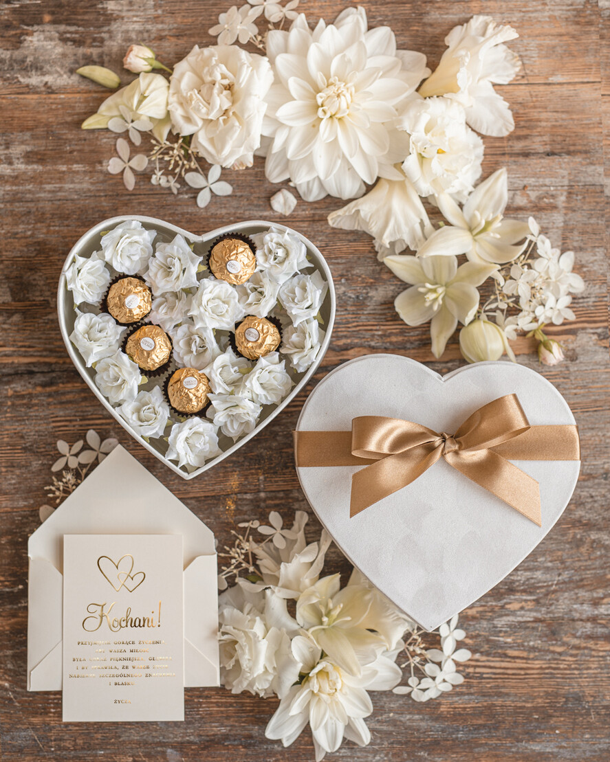  Prezenty dla Młodej Pary  flowerbox, kartki z życzeniami, pudełka na prezenty Pomysłowy prezent na ślub dla Młodej Pary flower box welurowe serce bombonierka z kwiatami puedeleczko na pieniadze 0