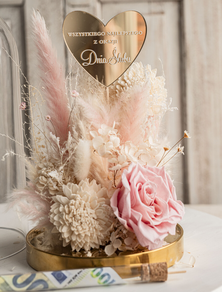  Prezenty dla Młodej Pary  flowerbox, kartki z życzeniami, pudełka na prezenty Pomysł na prezent ślubny dla Młodej Pary, pomysł na wręczenie pieniędzy Młodej Parze, co zamiast kwiatów fiolka na pieniądze, kwiaty w szkle, suszone kwiaty w kopule10