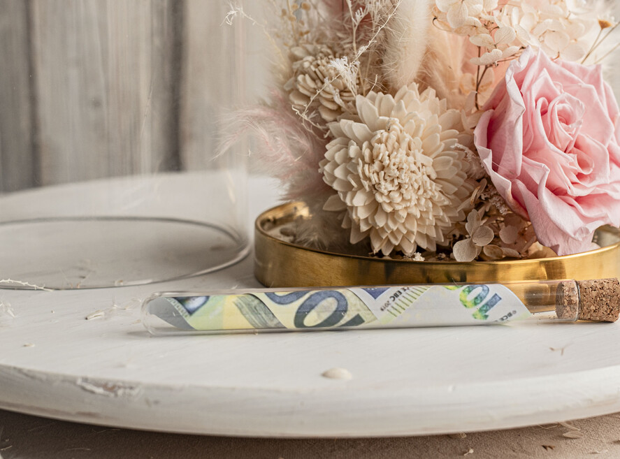  Prezenty dla Młodej Pary  flowerbox, kartki z życzeniami, pudełka na prezenty Pomysł na prezent ślubny dla Młodej Pary, pomysł na wręczenie pieniędzy Młodej Parze, co zamiast kwiatów fiolka na pieniądze, kwiaty w szkle, suszone kwiaty w kopule4