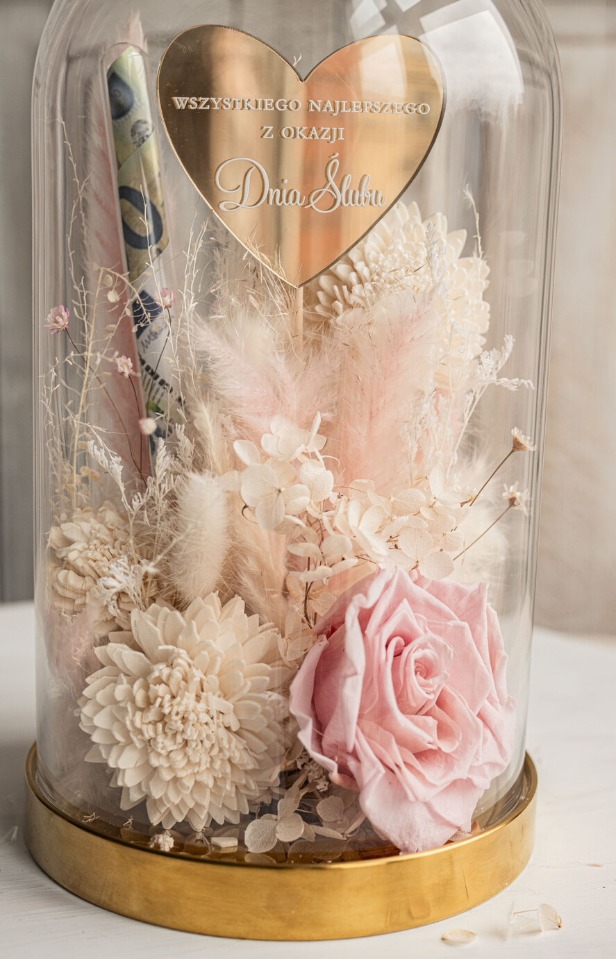  Prezenty dla Młodej Pary  flowerbox, kartki z życzeniami, pudełka na prezenty Pomysł na prezent ślubny dla Młodej Pary, pomysł na wręczenie pieniędzy Młodej Parze, co zamiast kwiatów fiolka na pieniądze, kwiaty w szkle, suszone kwiaty w kopule0