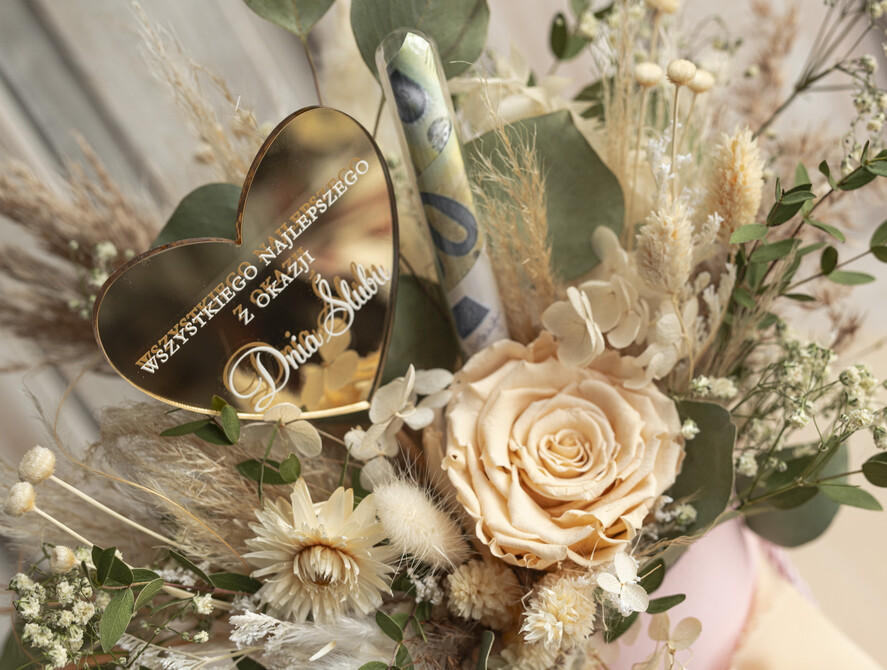  Prezenty dla Młodej Pary  flowerbox, kartki z życzeniami, pudełka na prezenty kwiaty dla Pary Młodej flowerbox z suszonych kwiatów, pomysł na wręczenie pieniędzy Parze Młodej, kwiaty dla Pary Młodej w pudełku, kompozycja z suszonych kwiatów 1